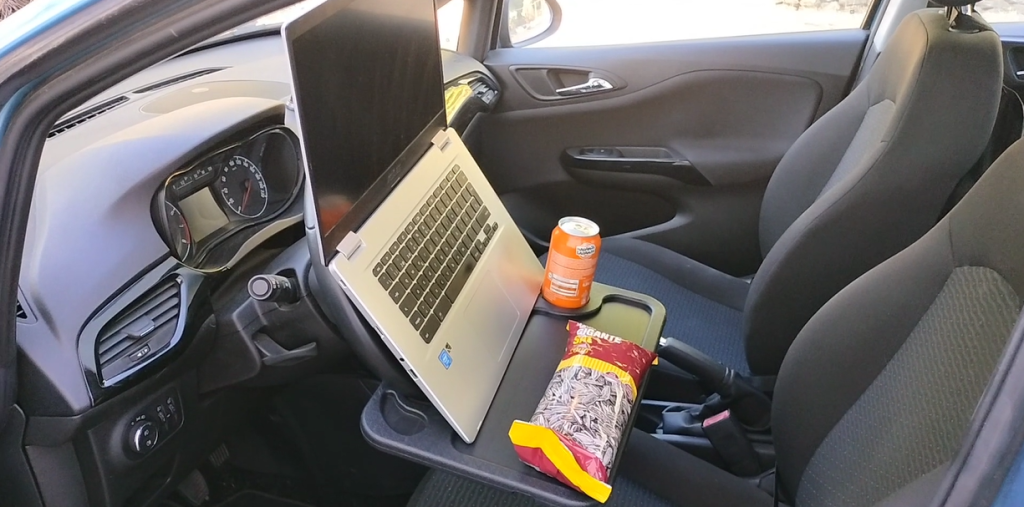 Bandeja instalada en el volante con un picoteo preparado