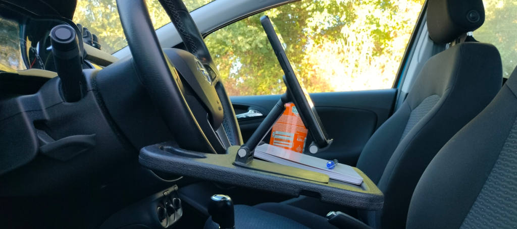 Ideas para camperizar coche: escritorio improvisado con mi bandeja para volante
